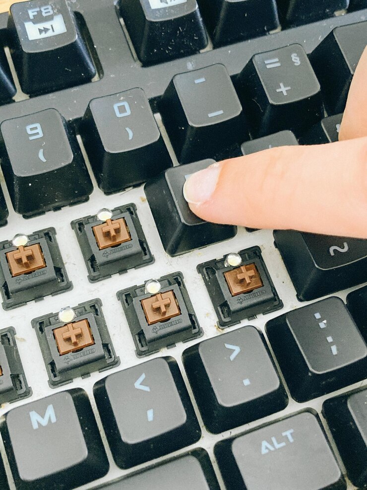 Fotoğraf tuş takımını temizledikten sonra tuş başlıklarını iten kişi fotoğraf