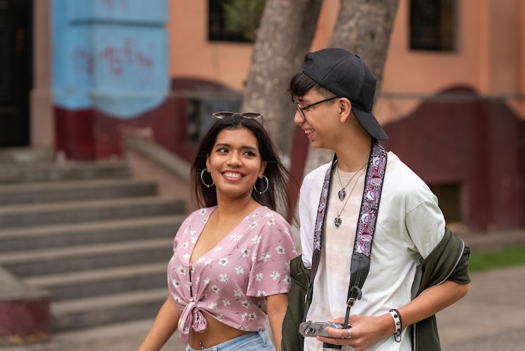 Fotoğraf two friends walking on the street together while smiling