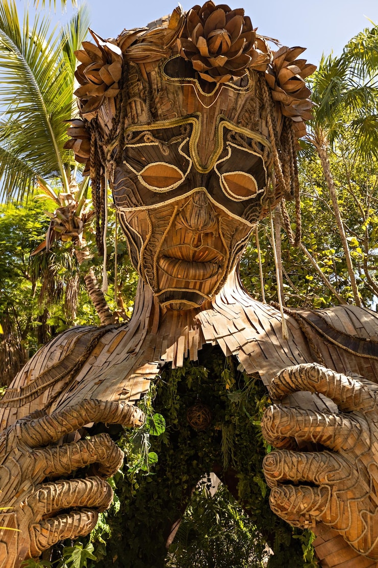 Fotoğraf ven a la luz sculpture on the beach in tulum, mexico