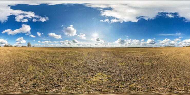 Fotoğraf vr ar sanal gerçeklik içeriği için hazır, ekürektangular projeksiyonda güzel bulutlarla ilkbahar gününde tarlaların arasında tam kusursuz küresel hdri panorama 360 derece açı görünümü