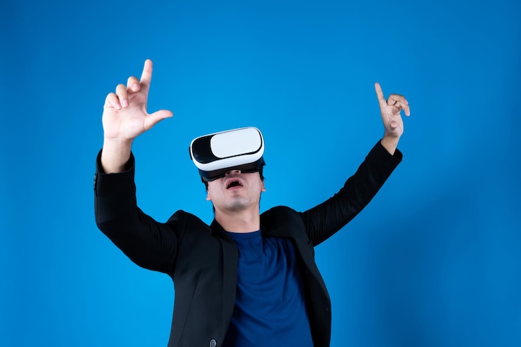 Fotoğraf vr takan iş adamı, veri tertibatıyla yakınlaştırmak veya uzaklaştırmak için meta'ya dokunuyor
