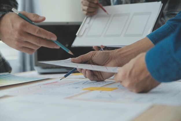 Web sitesi tasarımcısı. Yaratıcı planlama uygulama geliştirme, taslak çizim şablonu yerleşim düzeni, wireframe design stüdyosu. Kullanıcı deneyimi konsepti