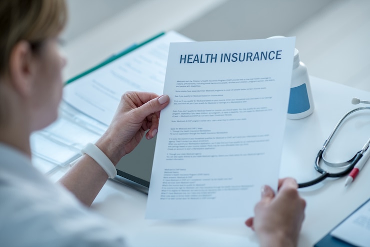 Fotoğraf woman in a lab coat reading a health insurance agreement