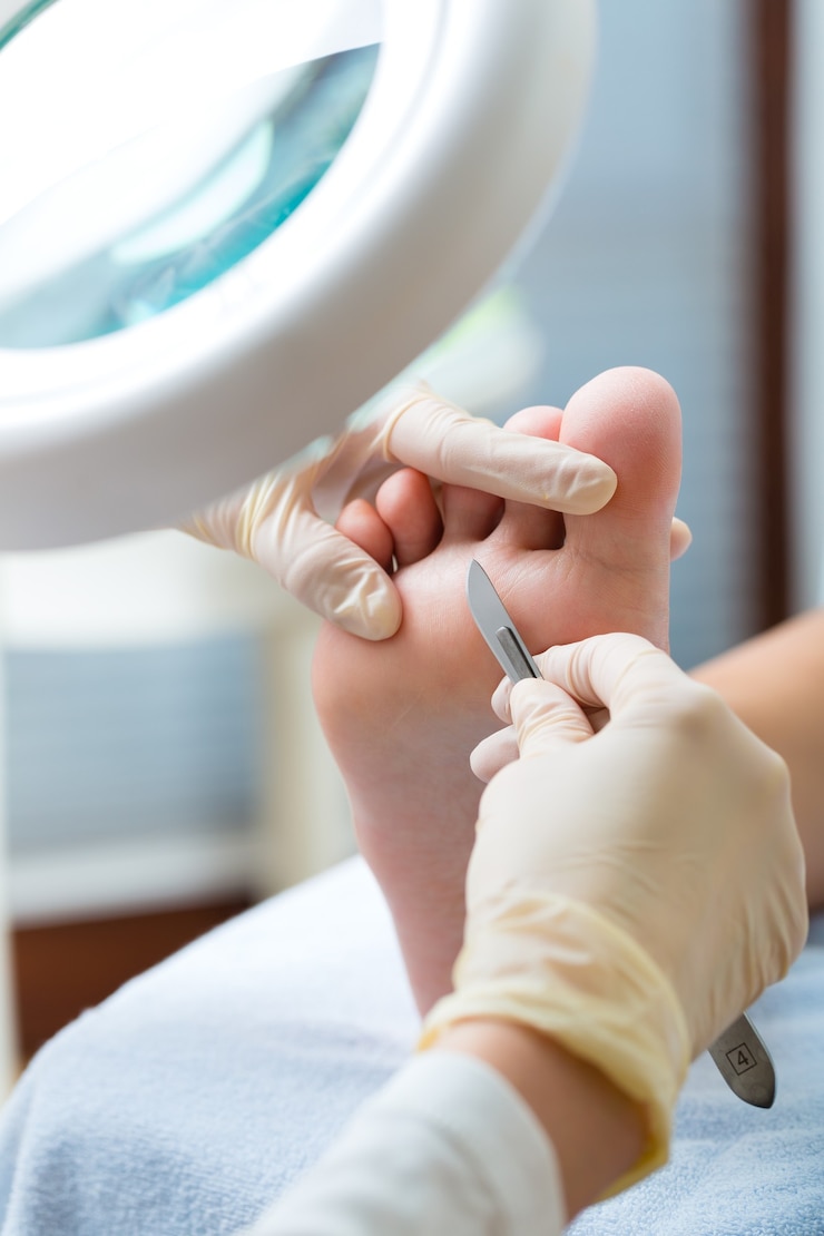 Fotoğraf woman receiving podiatry treatment in a day spa