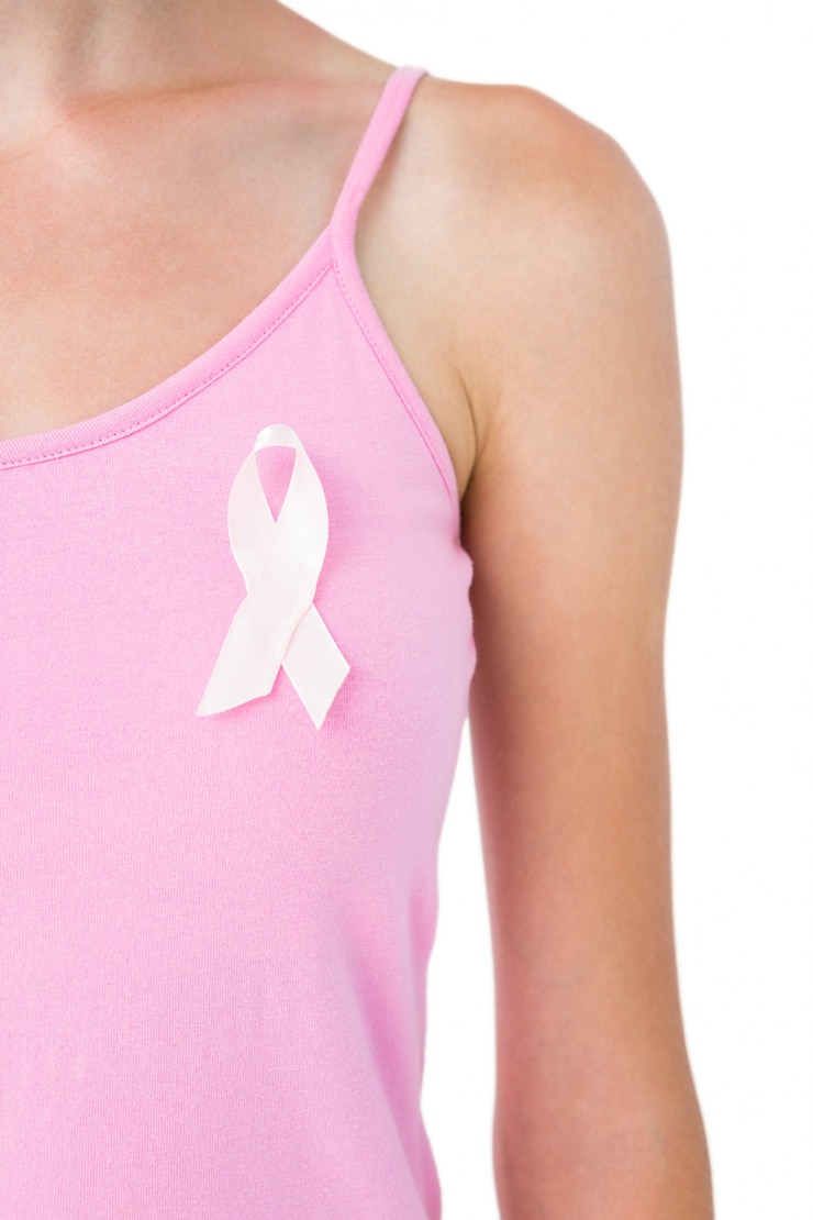 Fotoğraf woman wearing pink ribbon for breast cancer awareness