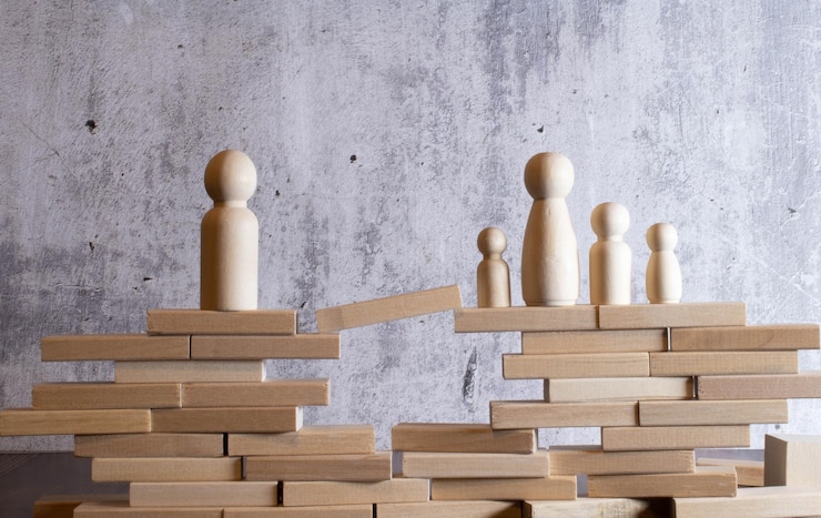 Fotoğraf wooden figurines in the shape of people silhouette communication concept