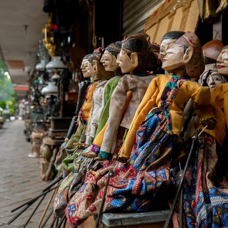 Fotoğraf wooden puppets for sale at market stall