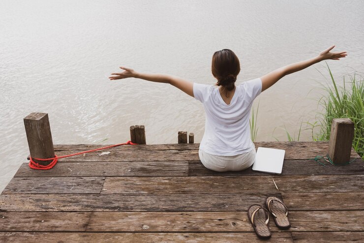 Fotoğraf young adult woman enjoy river view while vacation