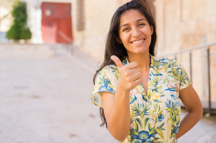 Fotoğraf young indian woman thumb up in the street