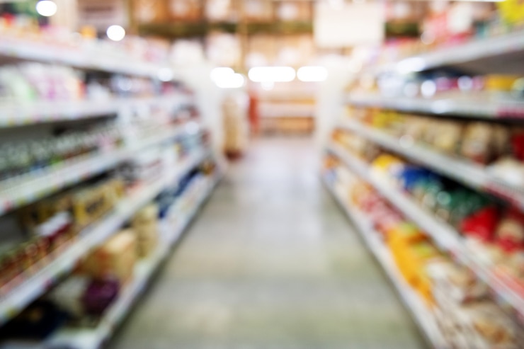 Kuva abstrakti sumentuma supermarketista ja vähittäiskaupasta ostoskeskuksen sisätiloissa taustaa varten