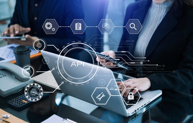 API-rajapinta Sovelluskehityksen rajapinta Nainen käyttää kannettavaa tietokonetta, tablettia ja älypuhelinta, jossa on virtuaalinäyttö API-ikoni Ohjelmistokehitystyökalun moderni teknologia