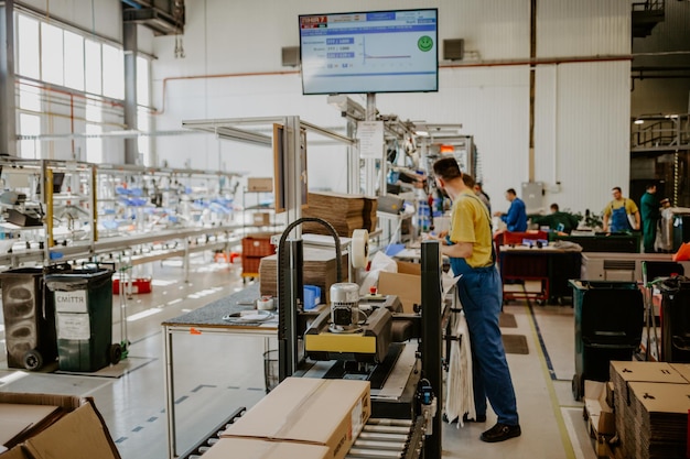 Automated workshop conveyor for production of glass lamps bulbs factory