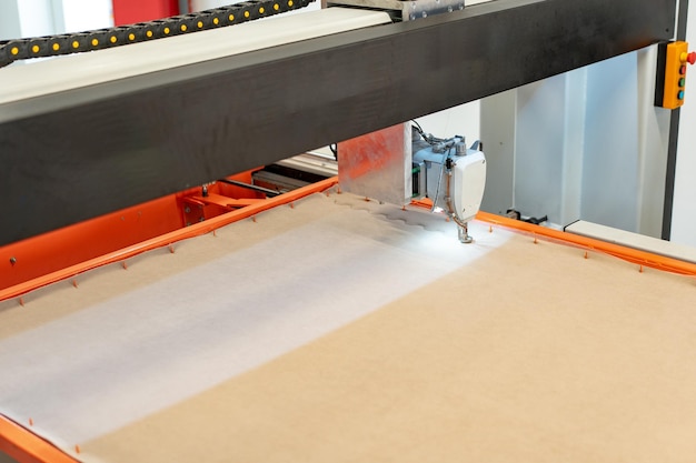 Automatic industrial sewing machine for stitching fabric