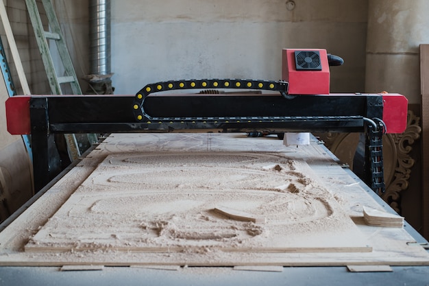 Automatisoitu CNC-leikkauskone puutyöpajassa