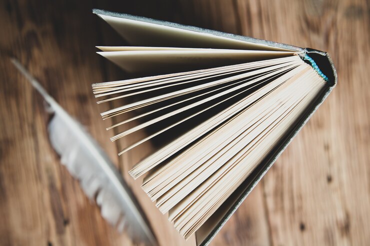 Kuva books page on wooden desk