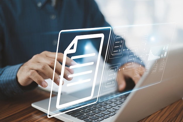 Dokumenttienhallintakonsepti. Liikemies käyttää tietokonetta dokumenttienhallintakonseptiin, online-dokumentaatioon, tietokantaan ja digitaaliseen tiedostojen tallennusjärjestelmään tai ohjelmistoon, tietueiden säilytykseen ja tietokantateknologiaan
