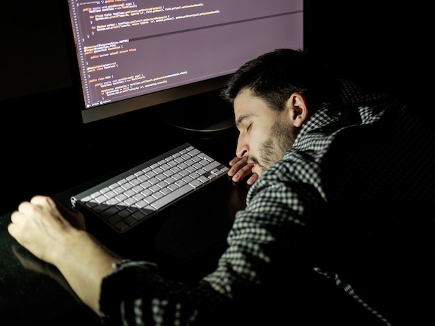 Freelancer-ohjelmoija kaatuu kasvot alaspäin ottaen nokoset