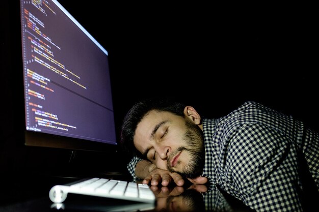 Freelancer-ohjelmoija kaatuu kasvot alaspäin ottaen nokoset