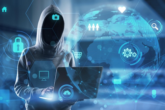 Hakkeri käyttää kannettavaa tietokonetta, jossa on hehkuva maapallo ja liiketoimintakuvakkeiden hologrammi sumealla toimiston sisustustaustalla. Globaali verkkotietovarkaus, tietojenkalastelu ja tiedonsiirtokonsepti. Kaksoisvalotus.