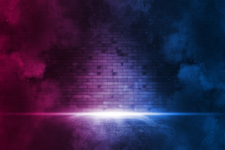 Kuva hakulaitteen valokeila neon-tiiliseinällä savulla. neonheijastuksia märällä asfaltilla. tyhjä kohtaus, jossa on kopiotilaa.