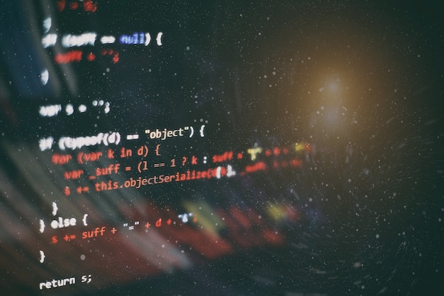 HTML5-koodia muokkaustyökalussa verkkosivujen kehitykseen. Verkkosivun HTML-koodi läppärin näytöllä, lähikuva.