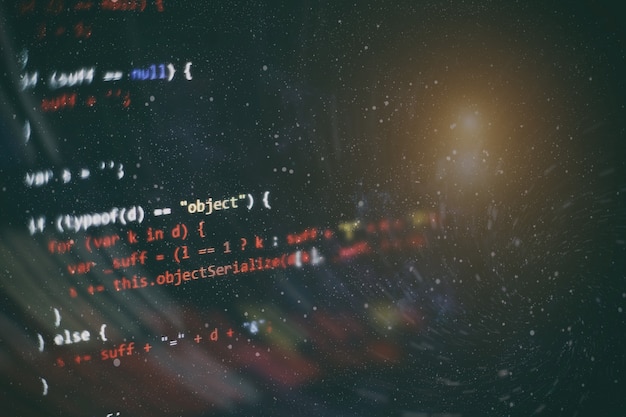 HTML5-koodia muokkaustyökalussa verkkosivujen kehitykseen. Verkkosivun HTML-koodi läppärin näytöllä, lähikuva.