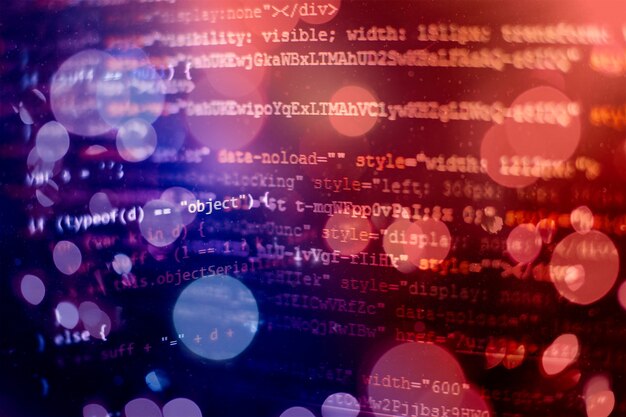 HTML5-koodia muokkaustyökalussa verkkosivujen kehitykseen. Verkkosivun HTML-koodi läppärin näytöllä, lähikuva.