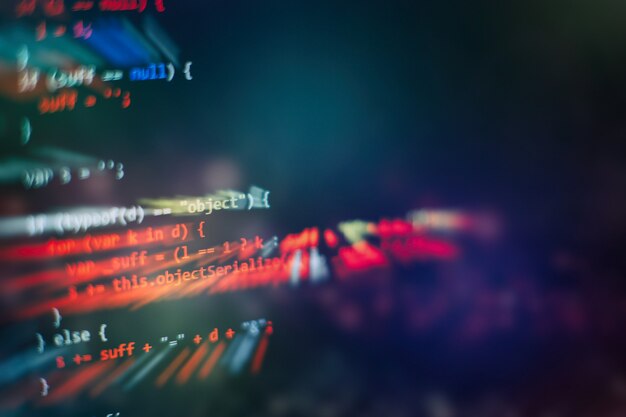 HTML5-koodia muokkaustyökalussa verkkosivujen kehitykseen. Verkkosivun HTML-koodi läppärin näytöllä, lähikuva.