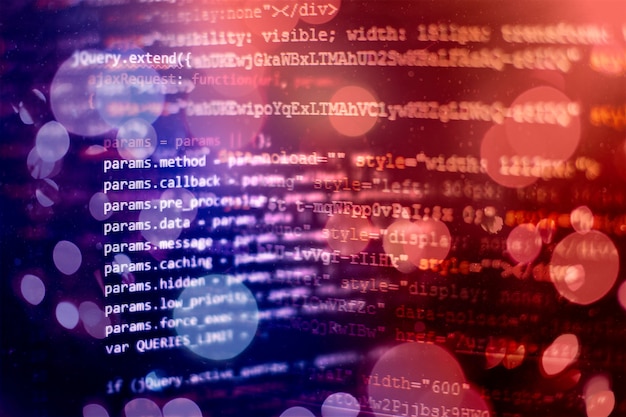 HTML5-koodia muokkaustyökalussa verkkosivujen kehitykseen. Verkkosivun HTML-koodi läppärin näytöllä, lähikuva.