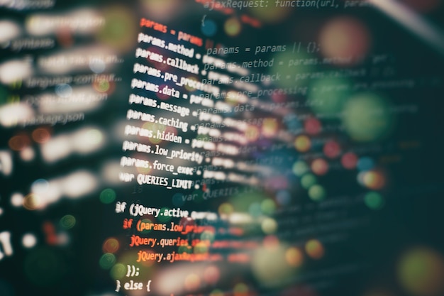 HTML5-koodia muokkaustyökalussa verkkosivujen kehitykseen. Verkkosivun HTML-koodi läppärin näytöllä, lähikuva.