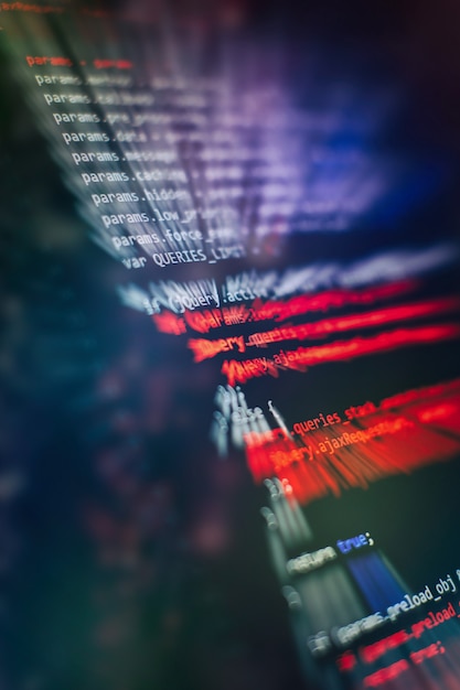 HTML5-koodia muokkaustyökalussa verkkosivujen kehitykseen. Verkkosivun HTML-koodi läppärin näytöllä, lähikuva.