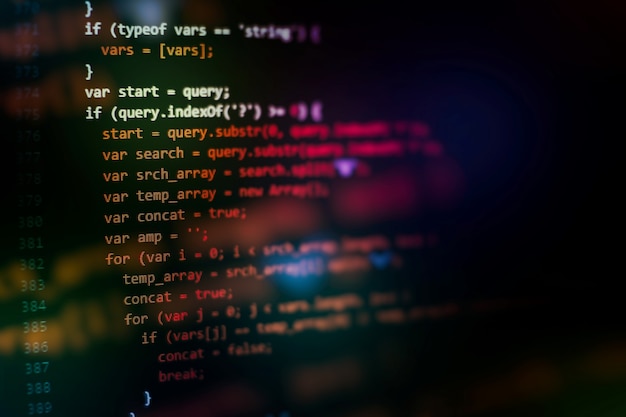HTML5-koodia muokkaustyökalussa verkkosivujen kehitykseen. Verkkosivun HTML-koodi läppärin näytöllä, lähikuva.