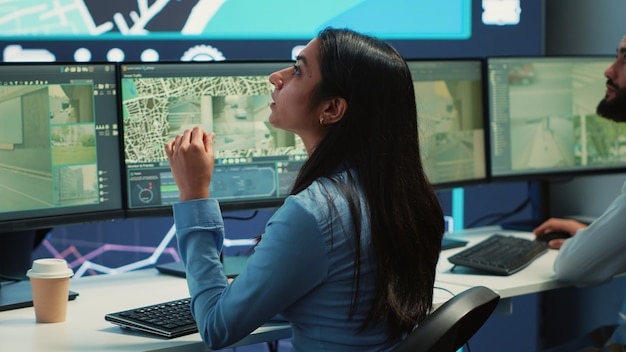 Indian operator transmitting gps coordinates for couriers to deliver orders