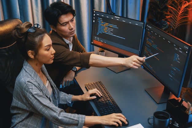 IT-kehittäjät keskustelevat kohdesivuston koodausjärjestelmästä Infobahn