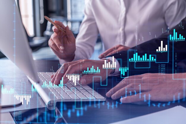 Kaksi kauppiasmiestä ja -naista tutkivat historiallisia tietoja ennustaakseen osakemarkkinoiden käyttäytymistä kannettavan tietokoneen avulla. Internet-kaupankäyntikonsepti. Forex- ja finanssihologrammikaavio. Ennustaminen ja suunnittelu