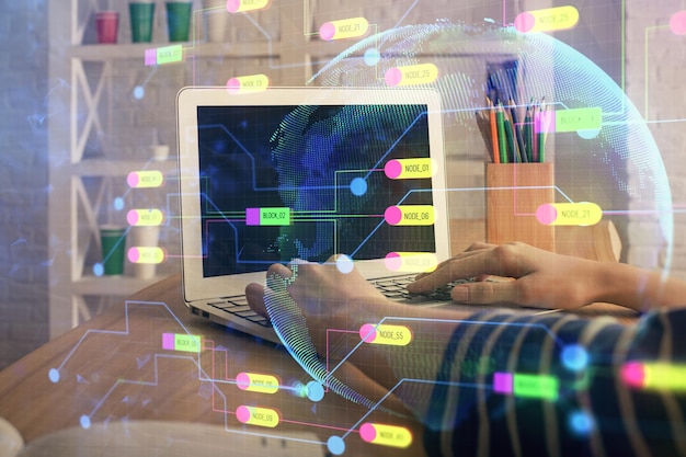Kaksinkertainen valotus naisen käsistä työskentelemässä tietokoneella ja datateemaisen hologrammipiirroksen kanssa. Tekniikkakonsepti