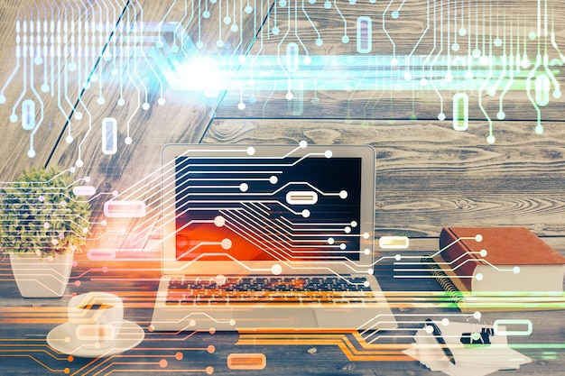 Kaksoisvalotus työpöydän tietokoneesta ja teknologiateema hologrammi Ohjelmistokehityksen konsepti