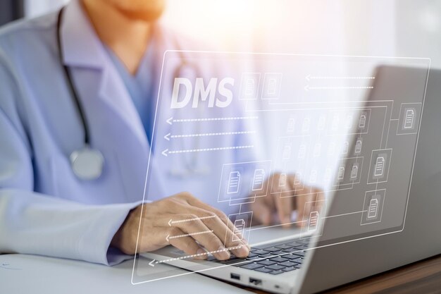 Lääkäri käyttää tietokonetta tiedostojen hallintajärjestelmän (DMS) online-dokumentaatio-tietokannan prosessiautomaatioon hallitakseen tehokkaasti tiedostoja