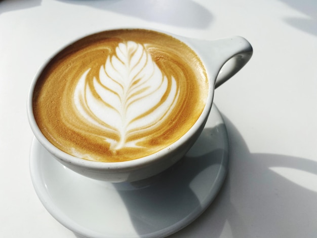 Lähikuva cappuccinosta pöydällä