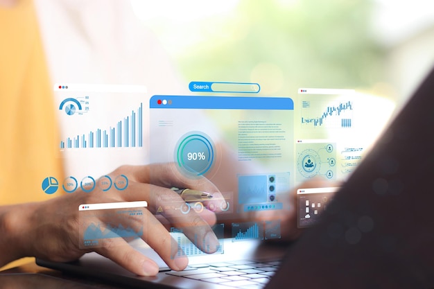 Liikemies käyttää tietokonetta kehitykseen ja Analytics Data -teknologian hallintajärjestelmään