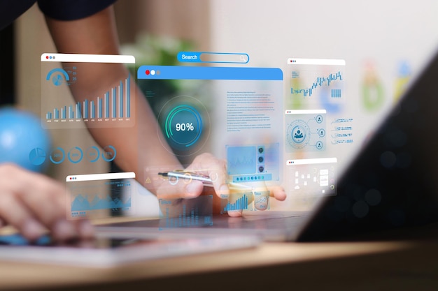 Liikemies käyttää tietokonetta kehitykseen ja Analytics Data -teknologian hallintajärjestelmään