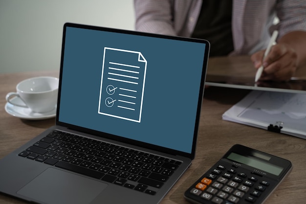 Liikemies työskentelee tietojen ja kaavioiden kanssa taulukkolaskentaohjelmissa online-analyysia varten Microsoft Excel -projektin hallintapaneelin digitaalisessa kirjanpidossa