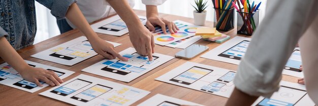 Luova frontend-kehittäjä ideoi käyttöliittymädesignia ja tutkii