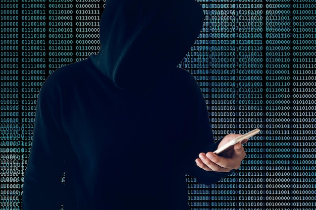 Mobiilipuhelinta käyttävän miehen keskivartalo