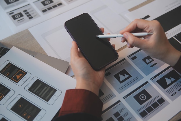 Modernin mobiilisovelluksen ja verkkosivuston UX UI -designprosessi: ammattimaisen sovelluskehittäjän wireframe-prototyyppi