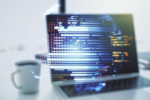 Monivalotus abstraktista ohjelmistokehityksen hologrammista maailmankartan kanssa kannettavan tietokoneen taustalla, globaali tutkimus- ja analytiikkakonsepti