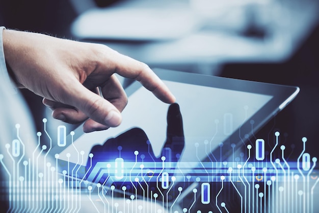 Monivalotus miehen kädestä, joka pitelee ja käyttää digitaalista laitetta, sekä datateemapiirros. Innovaatiokonsepti