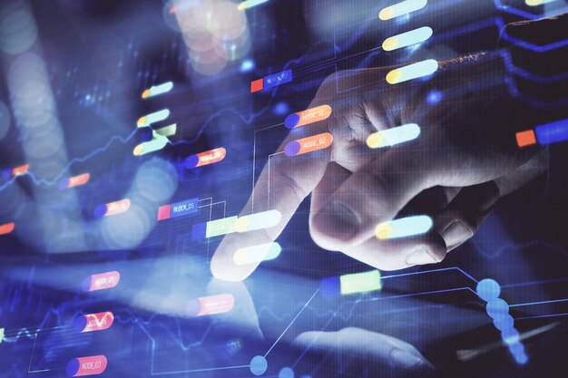 Monivalotus miehen kädestä, joka pitelee ja käyttää digitaalista laitetta, sekä datateemapiirros. Innovaatiokonsepti