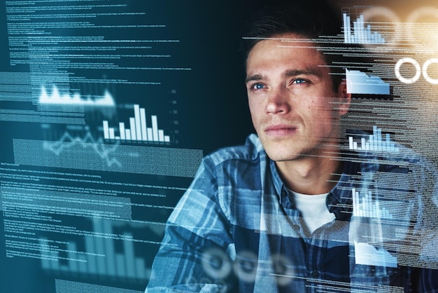 Nuori futuristinen ja ammattimainen miespuolinen tietokoneohjelmoija työskentelee uuden lähdekoodin parissa. Älykäs ja viisas mies on kiireinen koodaamisen parissa katsoessaan digitaalista ja virtuaalista dataa tai ohjelmistoa