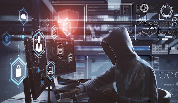 Nuori hakkeri sivukuvassa ja digitaalinen yrityskäyttöliittymä sumeassa sisätilassa. Hakkerointi- ja tietojenkalastelukonsepti. Kaksoisvalotus